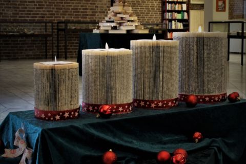 Bibliothek-Adventskranz_und_Weihnachtsbaum