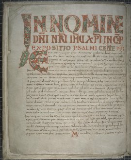 illuminierte Ziercapitalis mit Flechtwerk und Fischmotiv, insular beeinflußt (Cod-0067, 002v) https://digital.dombibliothek-koeln.de/hs/urn:nbn:de:hbz:kn28-3-1958-p0008-2
