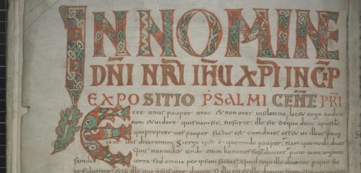 illuminierte Ziercapitalis mit Flechtwerk und Fischmotiv, insular beeinflußt (Cod-0067, 002v) https://digital.dombibliothek-koeln.de/hs/urn:nbn:de:hbz:kn28-3-1958-p0008-2