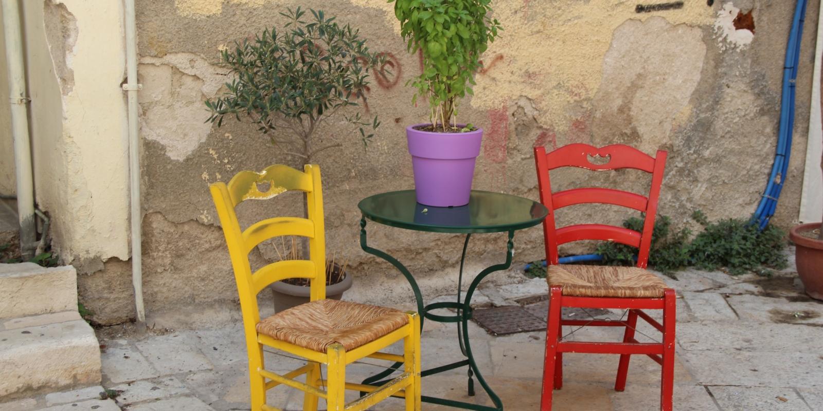 Tisch und Stühle in Kerkyra