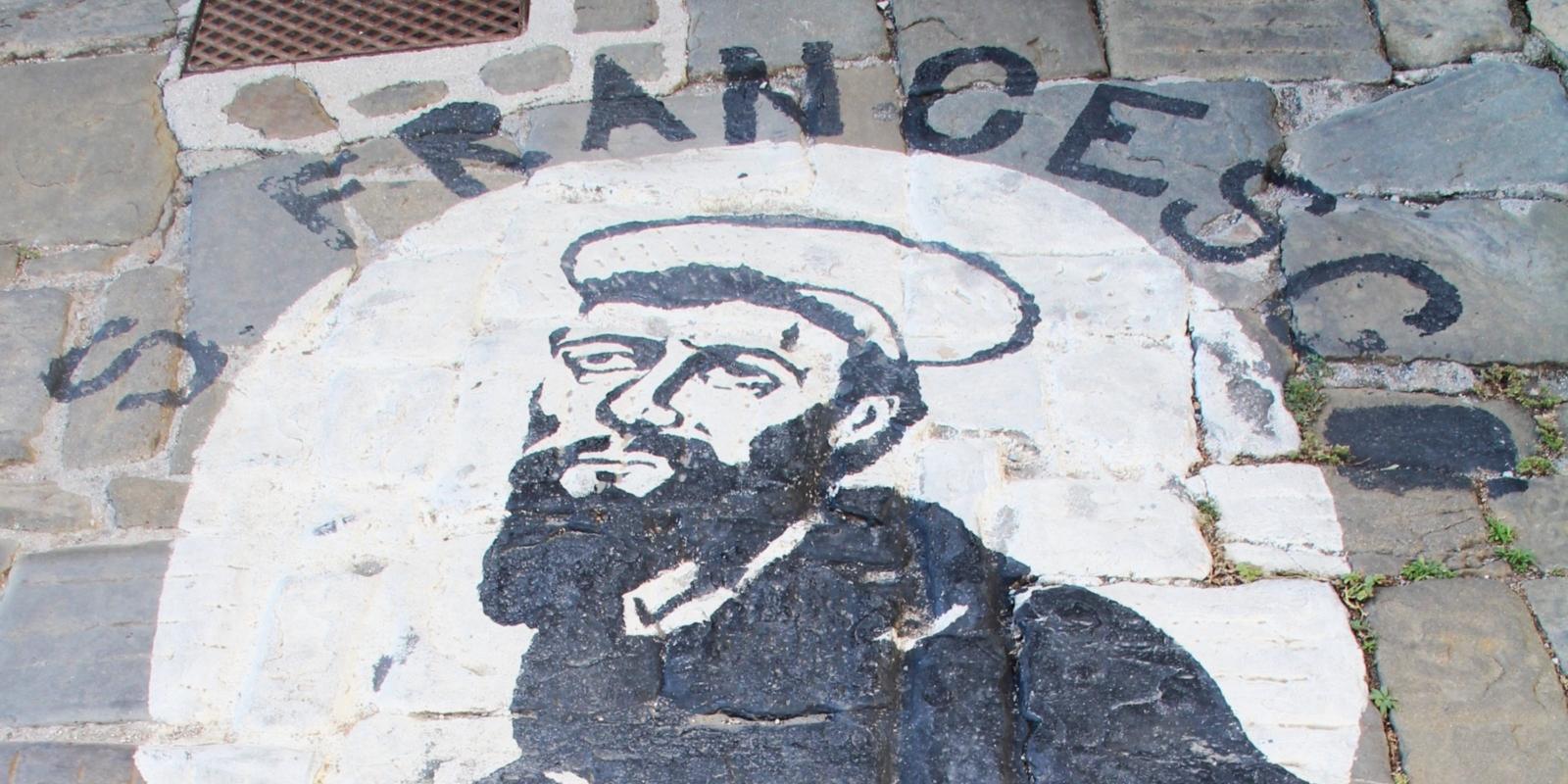 Streetart vor Kirche und ehemaligem Kloster San Francesco in Suvereto (Toscana)